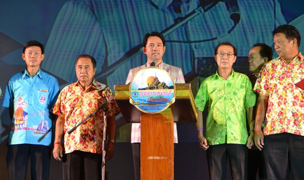 Bürgermeister Ittipol Kunplome eröffnet das Loy Krathong Fest in Naklua. 