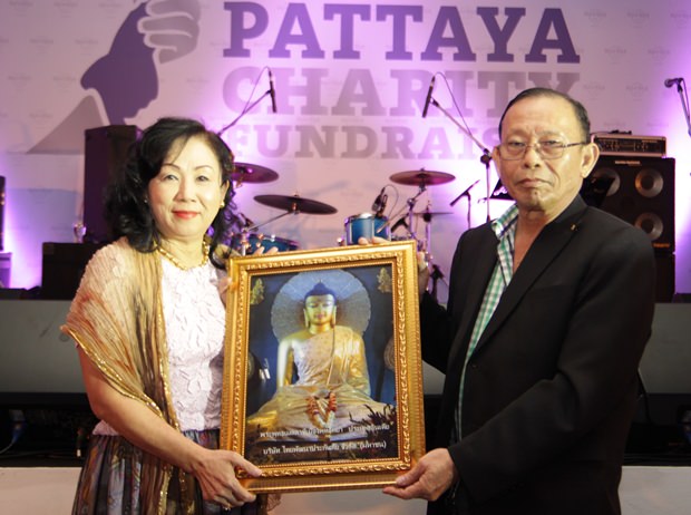Die Statue aus Indien Buddameta in Buddakaya, ging bei der Auktion an diesen Glücklichen.