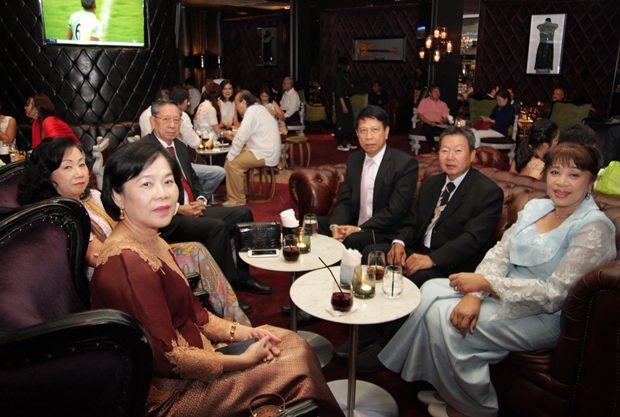 Viele Geschäftsleute Pattayas nehmen an dem Event teil. 