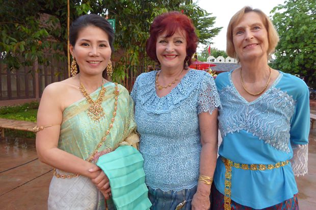 Die Besitzerin des Thai Thani Village, Jatuporn Pisalwalerd (links), begrüßt Elfi Seitz (Mitte) und Dr. Margret Deter (rechts) herzlich. 