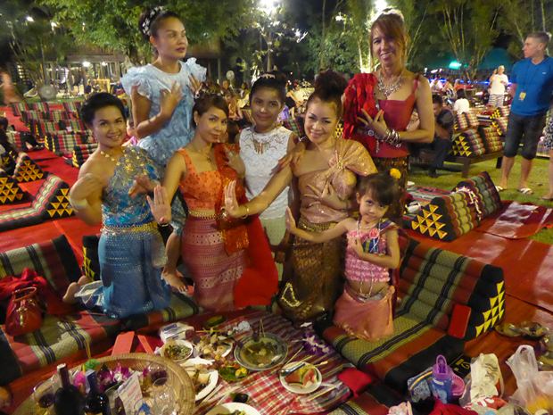 Ploy Pisters (links), die hübsche Gattin des Thai Garden Generalmanagers Rene Pisters, ist bei der Loy Krathong Feier mit einigen Freundinnen, alle traditionell gekleidet, ebenfalls dabei. 
