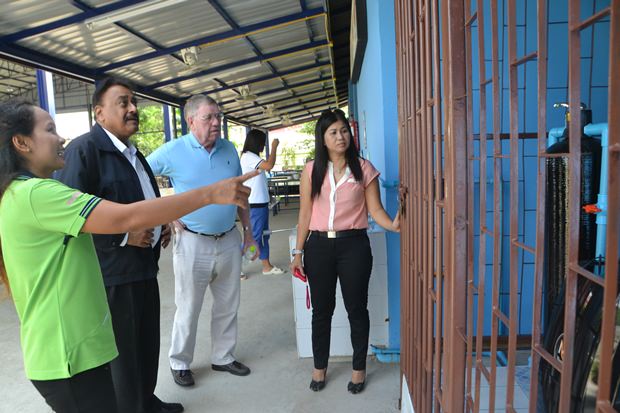 Pattaya Sports Club Mitglieder beim Besuch der Wat HuayYai Schule. 