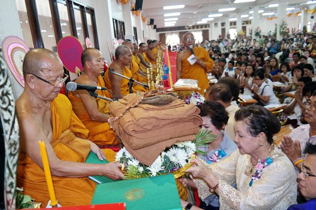 Sopin Thappajuk übergibt im Kreise einiger Angestellter die Junla Katin an den Abt des Wat Nongprue, Pipit Kitjarak, der auch stellvertretender Dekan in Banglamung ist. Sopin Thappajuk übergibt im Kreise einiger Angestellter die Junla Katin an den Abt des Wat Nongprue, Pipit Kitjarak, der auch stellvertretender Dekan in Banglamung ist.