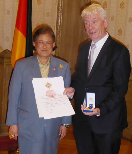 Jürgen Koppelin zeigt die Dokumente die zum Orden gehören. Ihr Königliche Hoheit, Prinzessin Sirindhorn freut sich mit ihm 