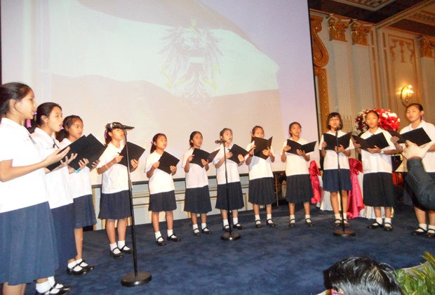 Der thailändische Kinderchor beim Absingen der österreichischen Bundeshymne. 