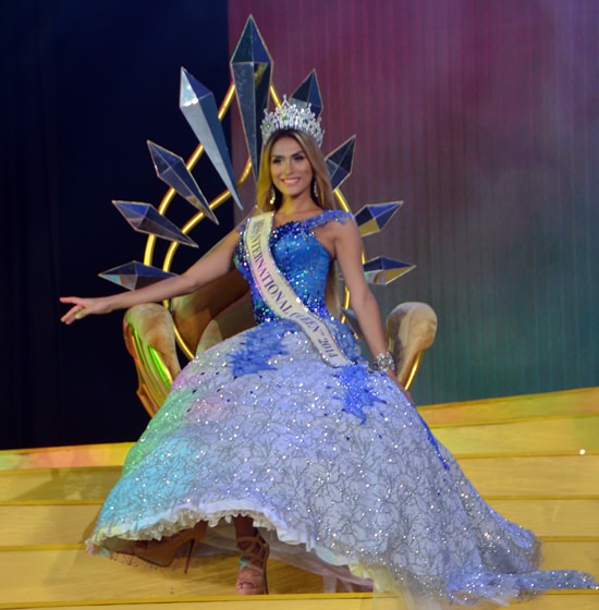 Die vormalige Miss International Queen 2014, Isabella Santiago aus Venezuela verabschiedet sich.