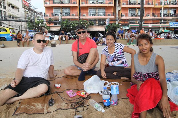 Ausländische Touristen genießen das “echte” STrandleben am Mittwoch und sogar ihre Thai-Begleitung freut sich darüber. 