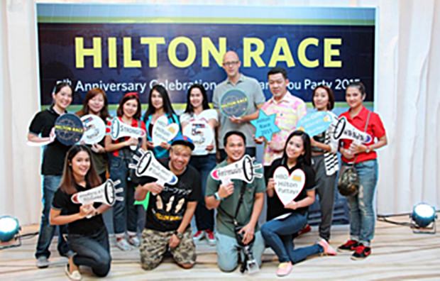 Generalmanager Rudolf Tröstler (unübersehbar hinten Mitte) und sein Team beim Hilton Race. Generalmanager Rudolf Tröstler (unübersehbar hinten Mitte) und sein Team beim Hilton Race.