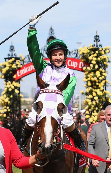 Die junge Siegerin des Melbourne Cups, Michelle Payne auf ihrem Pferd Prince of Penzance. 