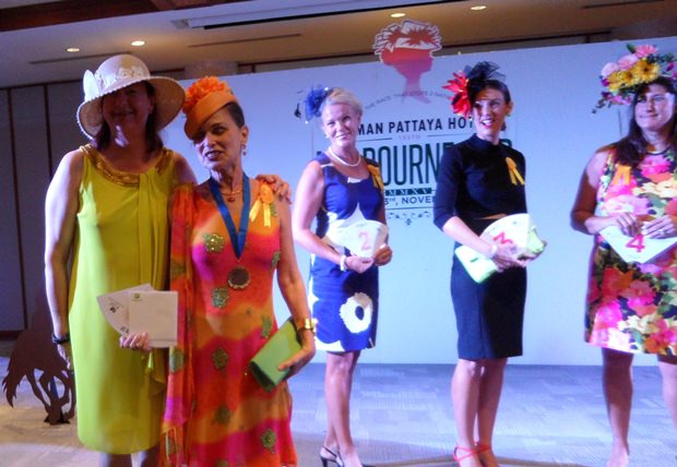 Marie-Nicole Roy aus Kanada erhält von Helle Rantsen den ersten Preis für das hübscheste Outfit. Im Hintergrund einige der Mitbewerberinnen. 