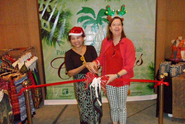 PILC Präsidentin Helle Rantson, die wieder einmal erfolgreich den Bazaar veranstaltet hat, mit dem Ehrengast aus Bangkok Pichada Rajavechpisai von Asian Tigers, bei der offiziellen Eröffnung des Bazaars. 