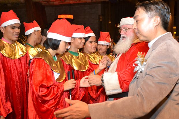 Vater Peter Pattarapong Sriworakul bedankt sich gemeinsam mit dem Weihnachtsmann bei den Sängern des Redemptoristen Blindenheimes. 