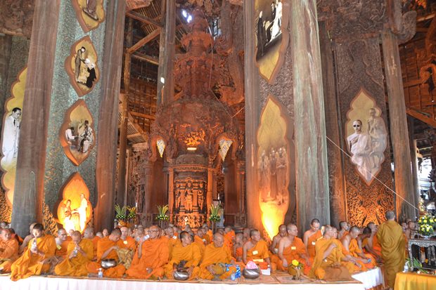 Über 500 Mönche beteten für das Wohl Seiner Majestät. 