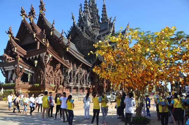 Die Besucher konnten Blätter von den aufgestellten Gold- und Silberfarbenen heiligen Bodhi Bäumen kaufen, ihren Namen darauf schreiben und so Segen erhalten.