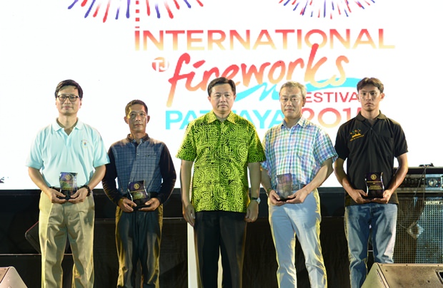 Wittaya Kunplome (Mitte) beim Erinnerungsfoto mit Repräsentanten aus China, den Philippinen, Korea und Japan bei der Eröffnungszermonie. 