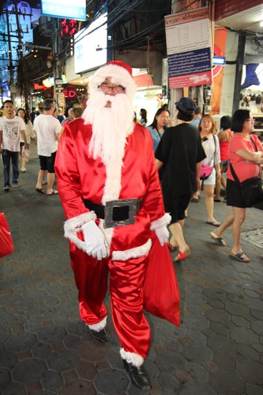 Santa Claus sucht die Walking Street heim. 