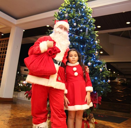 Kleine Kinder bestaunen Santa Claus im Marriott Hotel. 
