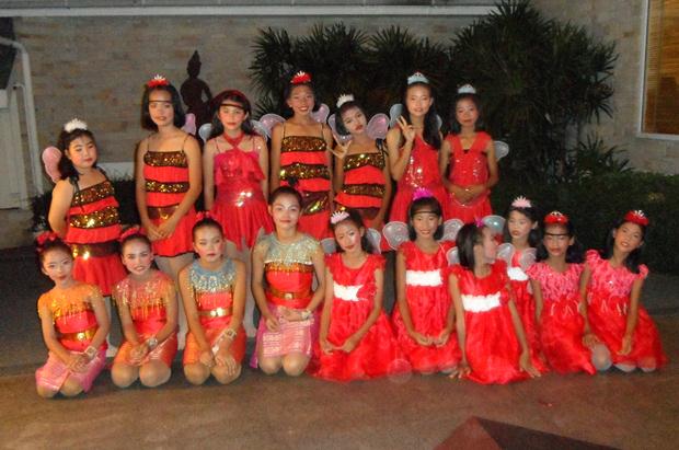 Kinder von der Tung Klom Talman Schule singen für die Gäste Weihnachtslieder. 