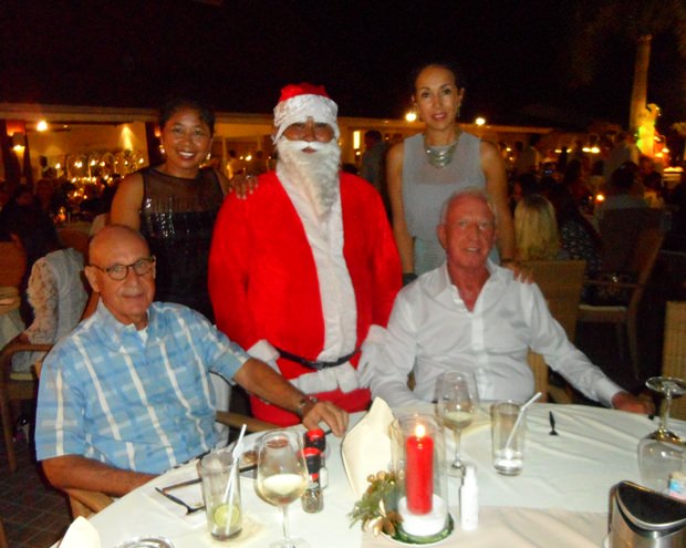 Santa Claus mit Gerrit Niehaus (sitzend rechts) und seiner Gattin Anselma (hinter ihm stehend) und Gene und Kitty Toebosch. 