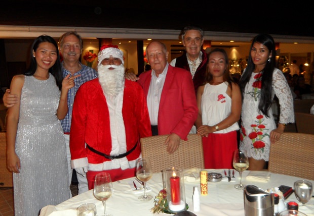 Mitglieder des RC Phönix Pattaya feiern Weihnachten auch im Thai Garden Resort gemeinsam mit Santa Claus. 