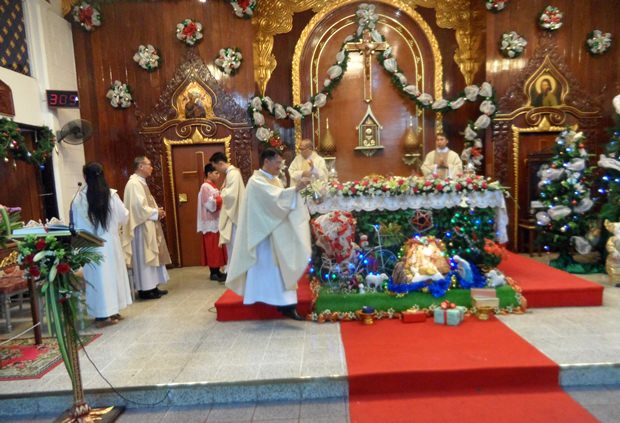Die Priester halten die heilige Weihnachtsmesse. 