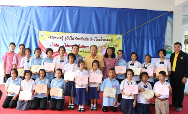 Nonprues Bürgermeister Mai Chainitch bei der Eröffnungszeremonie in Nongprue mit Lehrern und Schülern der Wat Suttawad Schule. 