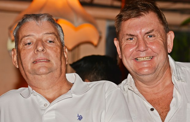 Ron Weston (links) und Ben Vickers (rechts) sponserten das Büfett auf dem Dachgarten des Baan Souy Resorts.  