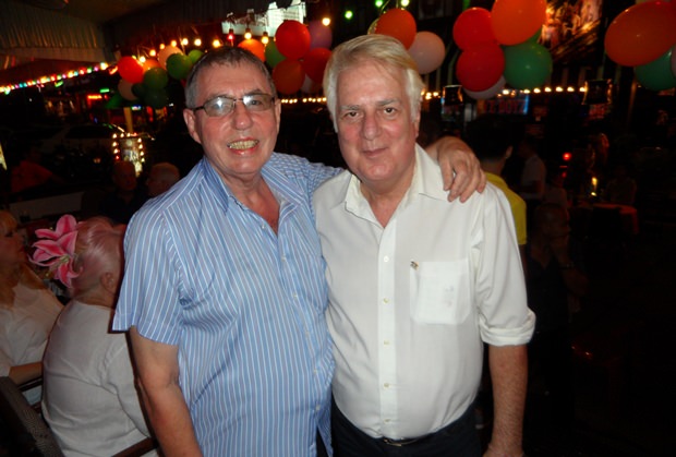 David Kerridge (links) vom Panorama Pub begrüßt seinen langjährigen Freund Dr. Philippe Seur. 