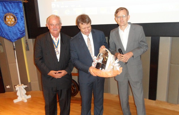 Hubert Meier (links) und Alfred Ulfer (rechts) bedanken sich mit Geschenken bei Dirk Grossmann. 