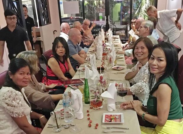Die Mitglieder des Gourmet Clubs beim köstlichen Abendessen – wie immer stehen (in diesem Falle sitzen) dabei die Damen im Vordergrund. Die Mitglieder des Gourmet Clubs beim köstlichen Abendessen – wie immer stehen (in diesem Falle sitzen) dabei die Damen im Vordergrund.