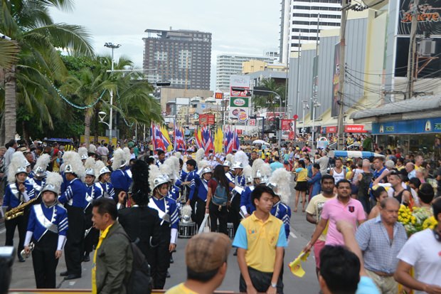Einwohner Patayss nehmen an der Parade teil.