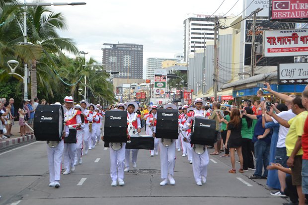 Blasmusikkapellen der Schulen 9 und 11 führten die Parade an. Blasmusikkapellen der Schulen 9 und 11 führten die Parade an.