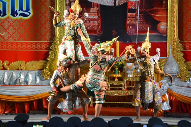 Traditionelle Tänze werden gezeigt.