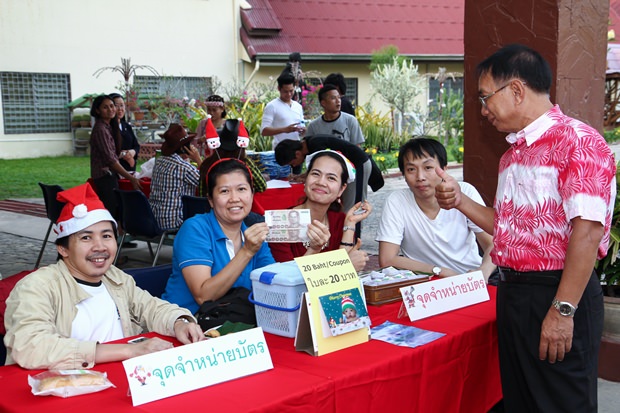 Die Helfer des Pattaya Oprphanages verkaufen Lotterielose.