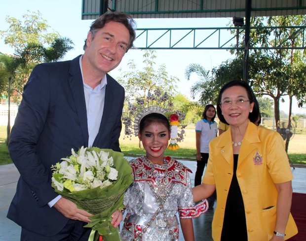 Botschafter Enno Drofenik erhält im CPDC einen Blumenstrauß von der kleinen klassischen Tänzerin und Direktorin Radchada Chomjinda.