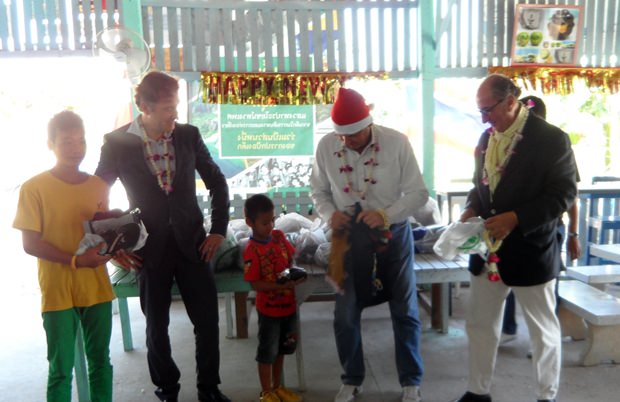 Die drei hohen Herren aus Bangkok überreichen den Kindern ihre Geschenke. Leider können wir nicht Fotos aller beschenkten Kinder zeigen, da dies den Rahmen sprengen würde. 