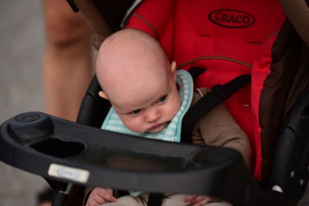 Das Baby im Kinderwagen ist sicher, dass es viel schneller ist als alle anderen. 