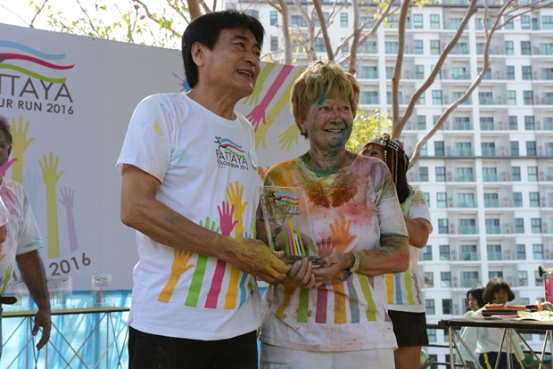 Vizebürgermeister Ronakit Eaksing (links) überreicht den Preis an den ältesten Teilnehmer. 