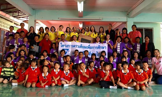 YWCA Bangkok Pattaya spendete Satelliteschüssel für den Lehrunterricht an zwei Schulen im Kreis Chiangrai.