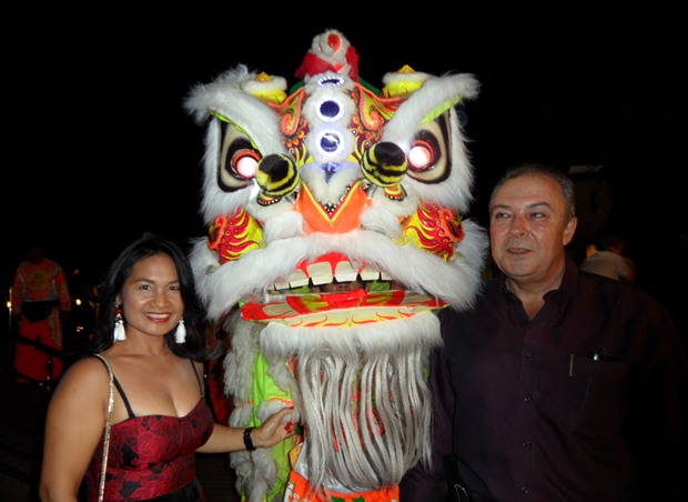 Hotelmanagerlöwe Rene Pisters und Gattin Ploy lassen sich vom China-Löwen ein frohes Neues Jahr wünschen. 