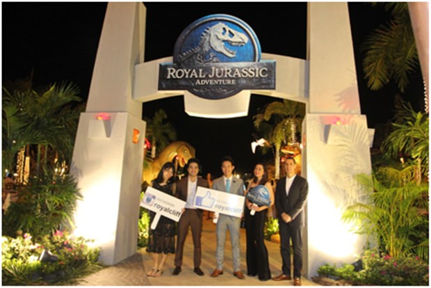 Der Exekutiv Direktor der Royal Cliff Hotel Gruppe, Vitanart Vathanakul (Mitte) heißt mit Mitarbeitern die Gäste beim Toyal Jurassic Abenteuer Tor herzlich willkommen. Der Exekutiv Direktor der Royal Cliff Hotel Gruppe, Vitanart Vathanakul (Mitte) heißt mit Mitarbeitern die Gäste beim Toyal Jurassic Abenteuer Tor herzlich willkommen.