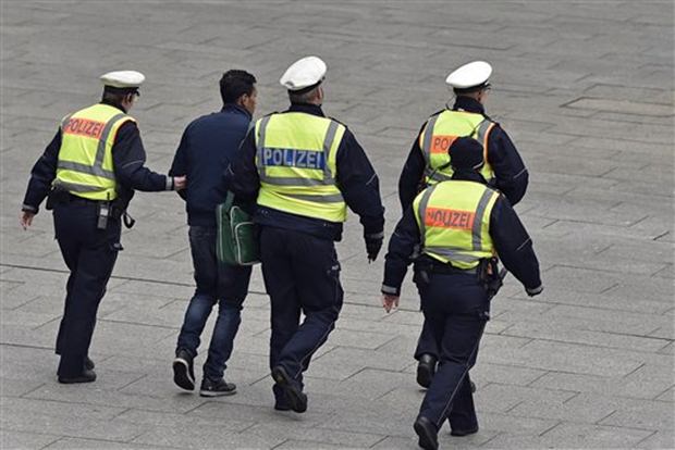 Die Polizei führt einen der Sexual-Gangster ab. (AP Photo) Die Polizei führt einen der Sexual-Gangster ab. (AP Photo)