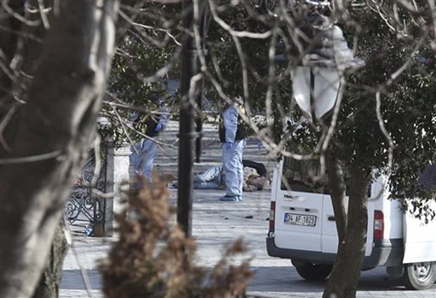Türkische Polizeibeamte arbeiten an der Explosionsstelle. (AP Photo) Türkische Polizeibeamte arbeiten an der Explosionsstelle. (AP Photo)
