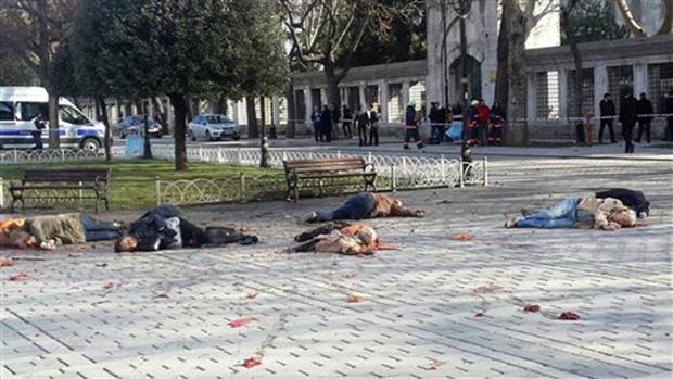 Tote liegen auf dem Boden nach der schweren Bombenexplosion. (AP Photo)