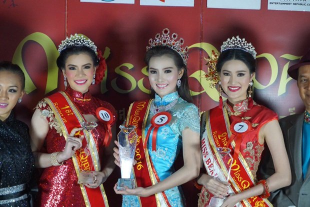 Rada Supamungkalachai (Mitte) gewann den Miss Qipao Wettbewerb im Central Festival Pattaya Beach. Nattawarun Pongboon (links) wurde Zweite und Saranya Siripreecha (rechts) wurde Dritte und gewann auch den Miss Beauty Chinese Preis. Rada wird übrigens im kommenden Jahr die Botschafterin Pattayas sein. 