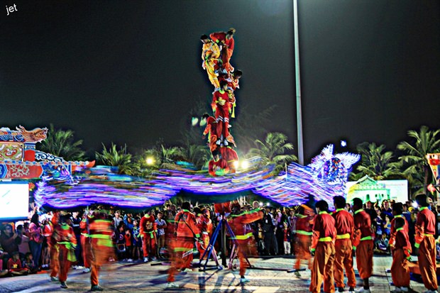 Der 30 Meter hohe Drache dreht seine Spiralen. Der 30 Meter hohe Drache dreht seine Spiralen.