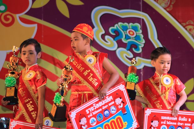 Und auch die Jungens kamen zum Zuge. Hier der Sieger der Mr. Chinese Pattaya 2016 Wahl Patchpumi Aphichart (Mitte), Sinmahas Ewsoo und Phipathpong Khetwattha. Und auch die Jungens kamen zum Zuge. Hier der Sieger der Mr. Chinese Pattaya 2016 Wahl Patchpumi Aphichart (Mitte), Sinmahas Ewsoo und Phipathpong Khetwattha.