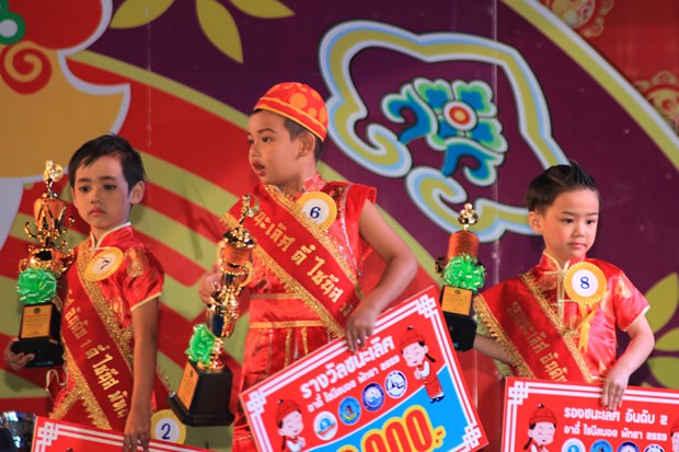 Und auch die Jungens kamen zum Zuge. Hier der Sieger der Mr. Chinese Pattaya 2016 Wahl Patchpumi Aphichart (Mitte), Sinmahas Ewsoo und Phipathpong Khetwattha.