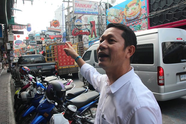 Administrations-Präsident von Pattaya, Anupong Buddhanawarath, erklärte 169 Geschäftsleuten in der Walking Street, dass ihre WErbeschilder nicht der Norm entsprechen und dieser Zustand geändert werden muss.