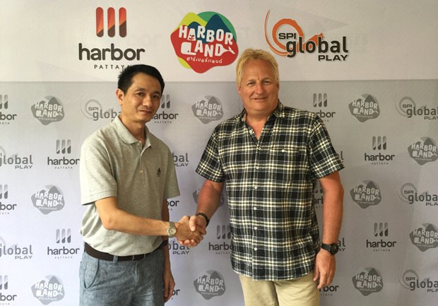 Der geschäftsführende Direktor der LT Gruppe schüttelt die Hand von Mikael Wettergren, von der SPI Global Play AB.